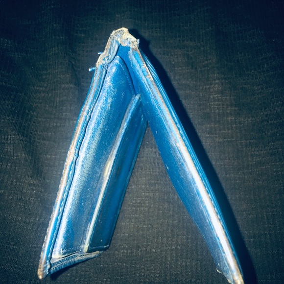 Louis Vuitton Epi Bi-Fold Wallet - Picture 6 of 8